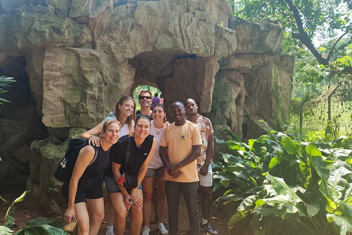 Tour a piedi del giardino botanico privato nella città di Entebbe