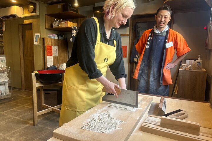 Dégustez des soba fraîchement préparés par vos soins dans un authentique restaurant local !Formule privée réservée à un seul groupe.