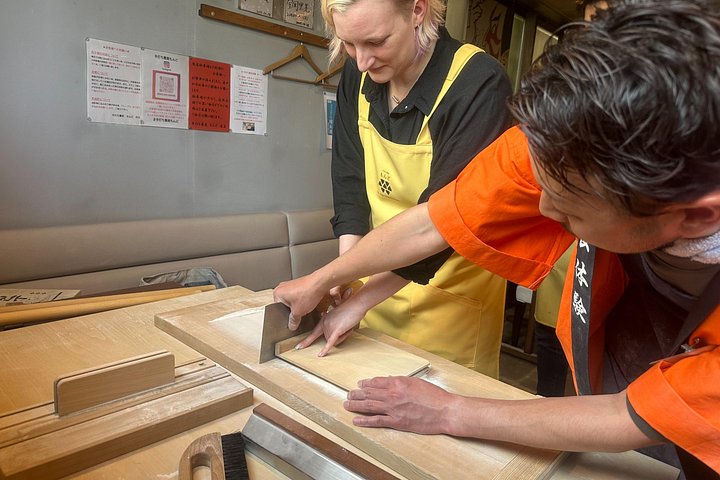 Dégustez des soba fraîchement préparés par vos soins dans un authentique restaurant local !Formule privée réservée à un seul groupe.