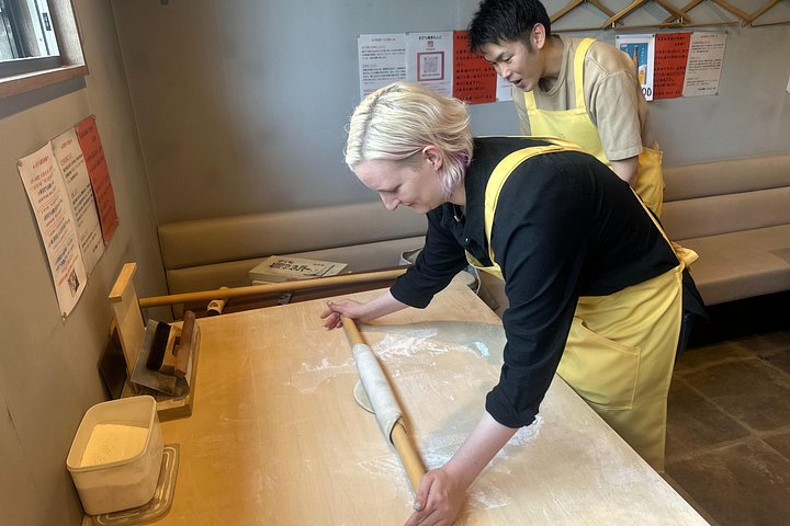 Dégustez des soba fraîchement préparés par vos soins dans un authentique restaurant local !Formule privée réservée à un seul groupe.