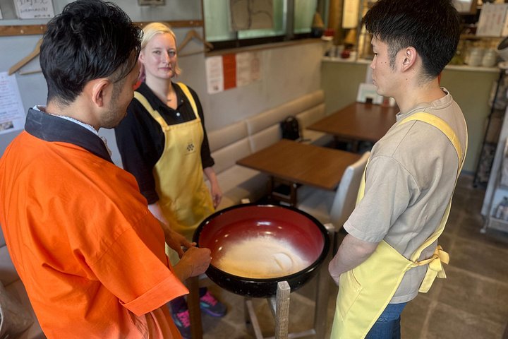 Dégustez des soba fraîchement préparés par vos soins dans un authentique restaurant local !Formule privée réservée à un seul groupe.