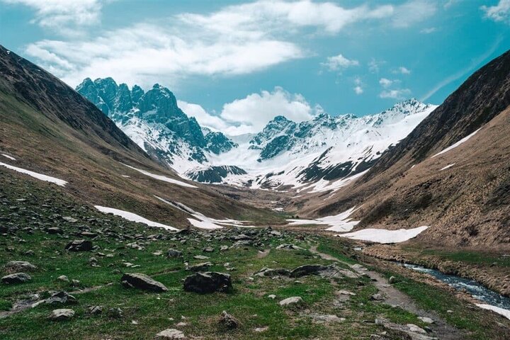 Excursão de um dia no Vale da Juta com transporte 4WD a partir de Kazbegi