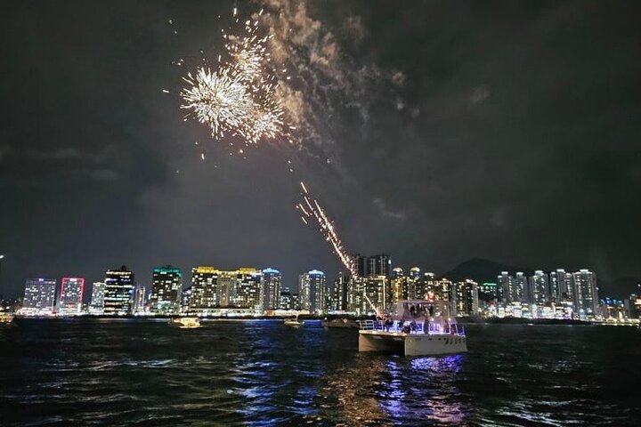 Tour nocturno de Busan con espectáculo de cruceros y fuegos artificiales