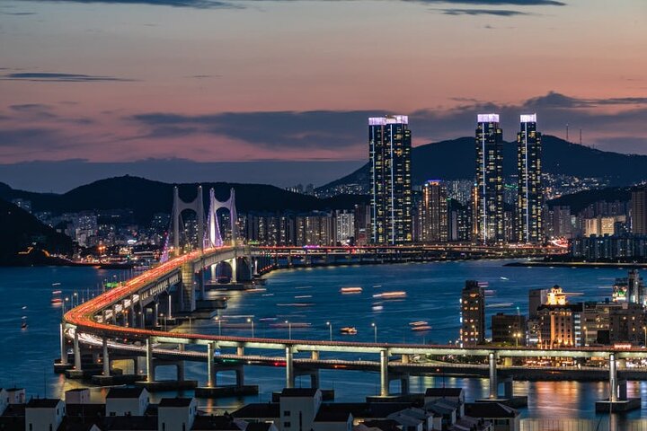 Tour nocturno de Busan con espectáculo de cruceros y fuegos artificiales