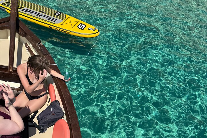 Passeio de barco em Cagliari: 5 paradas para nadar, mergulho com snorkel e aperitivo da Sardenha.