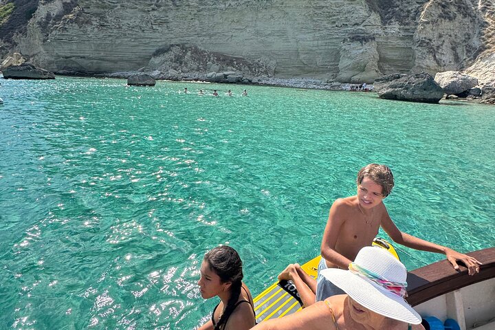 Passeio de barco em Cagliari: 5 paradas para nadar, mergulho com snorkel e aperitivo da Sardenha.