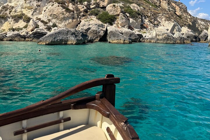 Passeio de barco em Cagliari: 5 paradas para nadar, mergulho com snorkel e aperitivo da Sardenha.