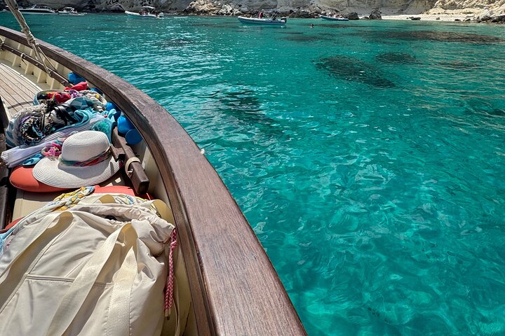 Passeio de barco em Cagliari: 5 paradas para nadar, mergulho com snorkel e aperitivo da Sardenha.
