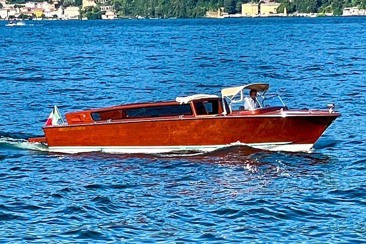 Excursión privada en barco por el lago Como: La escapada en limusina veneciana de madera