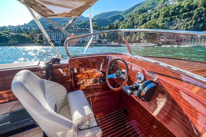 Excursión privada en barco por el lago Como: La escapada en limusina veneciana de madera