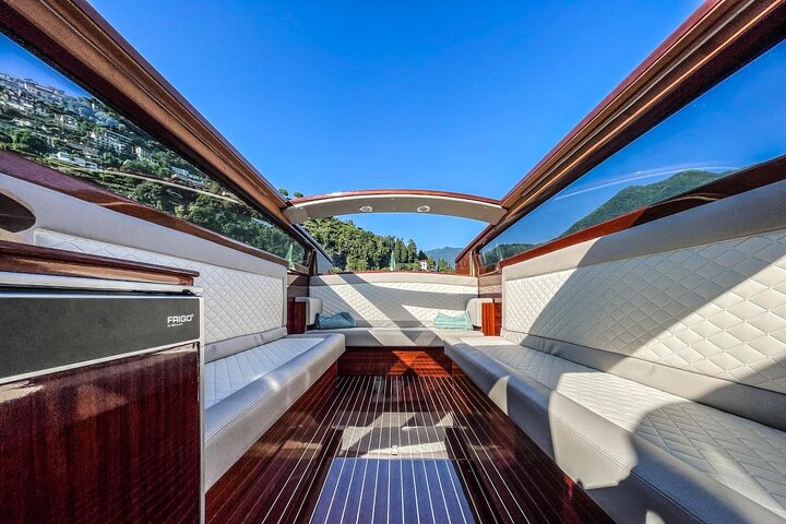 Excursión privada en barco por el lago Como: La escapada en limusina veneciana de madera