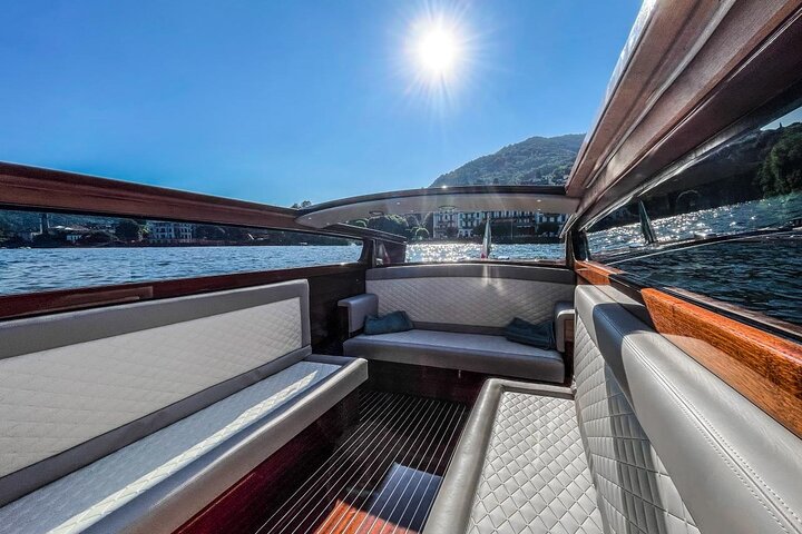 Excursión privada en barco por el lago Como: La escapada en limusina veneciana de madera