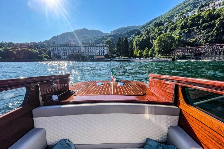 Excursión privada en barco por el lago Como: La escapada en limusina veneciana de madera