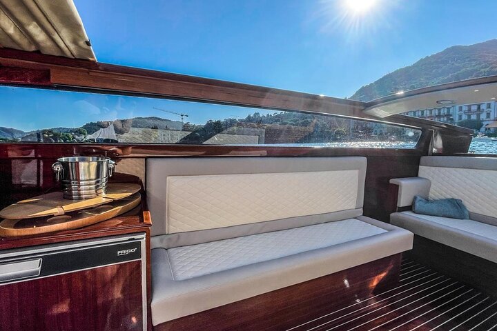 Excursión privada en barco por el lago Como: La escapada en limusina veneciana de madera