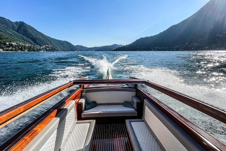 Excursión privada en barco por el lago Como: La escapada en limusina veneciana de madera