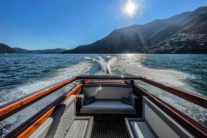 Excursión privada en barco por el lago Como: La escapada en limusina veneciana de madera