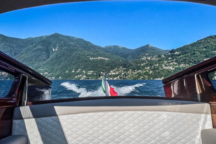 Excursión privada en barco por el lago Como: La escapada en limusina veneciana de madera