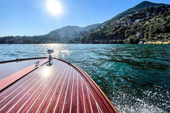 Excursión privada en barco por el lago Como: La escapada en limusina veneciana de madera