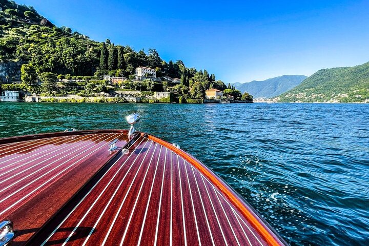 Excursión privada en barco por el lago Como: La escapada en limusina veneciana de madera