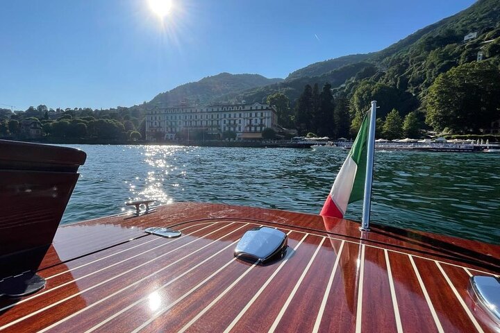 Excursión privada en barco por el lago Como: La escapada en limusina veneciana de madera
