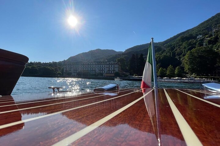 Excursión privada en barco por el lago Como: La escapada en limusina veneciana de madera