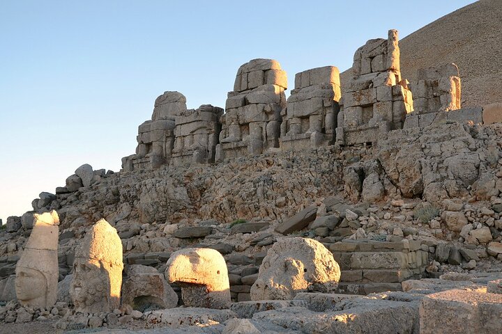 Nemrut Dağı Billete Acelerado: ¡Salte las colas, Monte Nemrut!