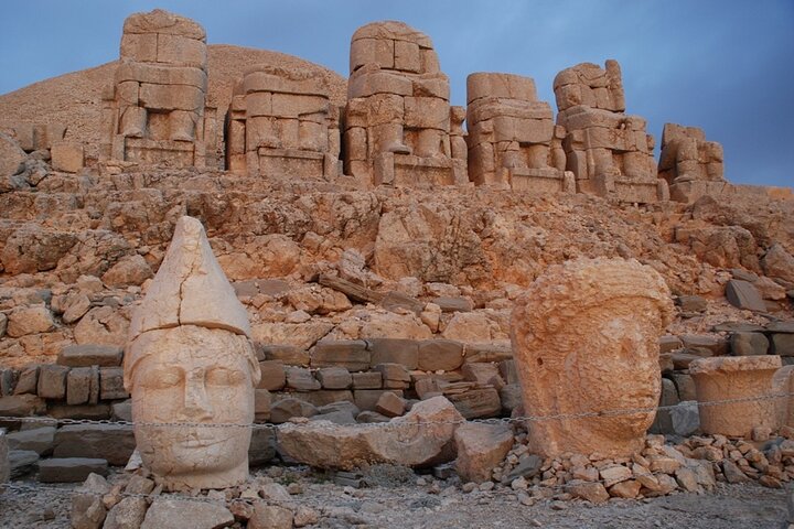 Nemrut Dağı Billete Acelerado: ¡Salte las colas, Monte Nemrut!