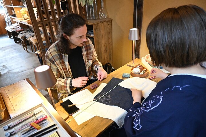 Achtsame Sashiko Nähte auf Denim in Bikan Historische Kurashiki