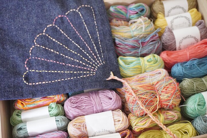 Achtsame Sashiko Nähte auf Denim in Bikan Historische Kurashiki