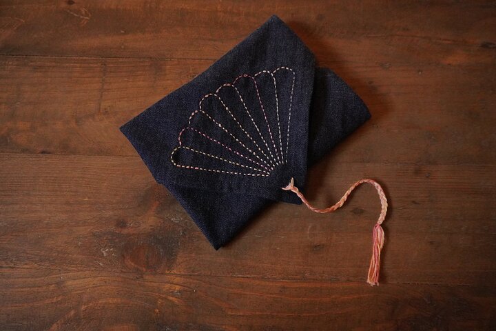 Achtsame Sashiko Nähte auf Denim in Bikan Historische Kurashiki