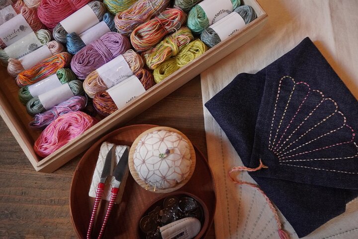 Achtsame Sashiko Nähte auf Denim in Bikan Historische Kurashiki