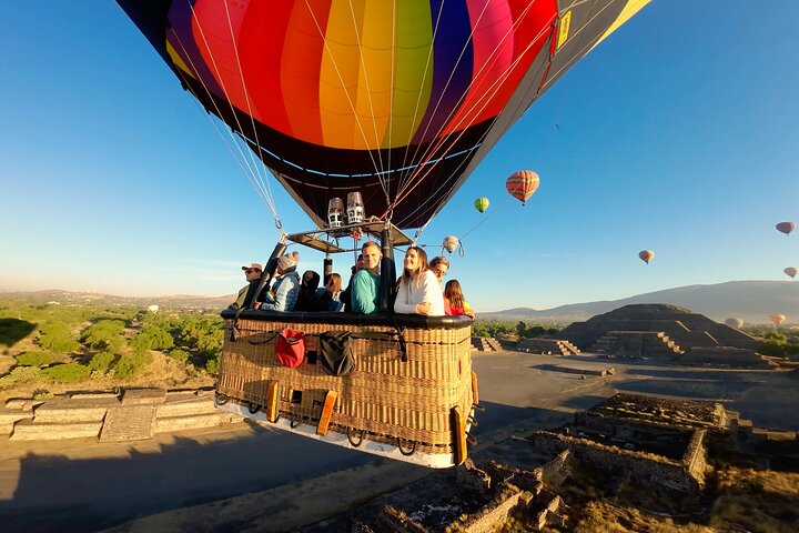 Heißluftballonfahrt über Teotihuacan + Abholung + Frühstück in einer Höhle