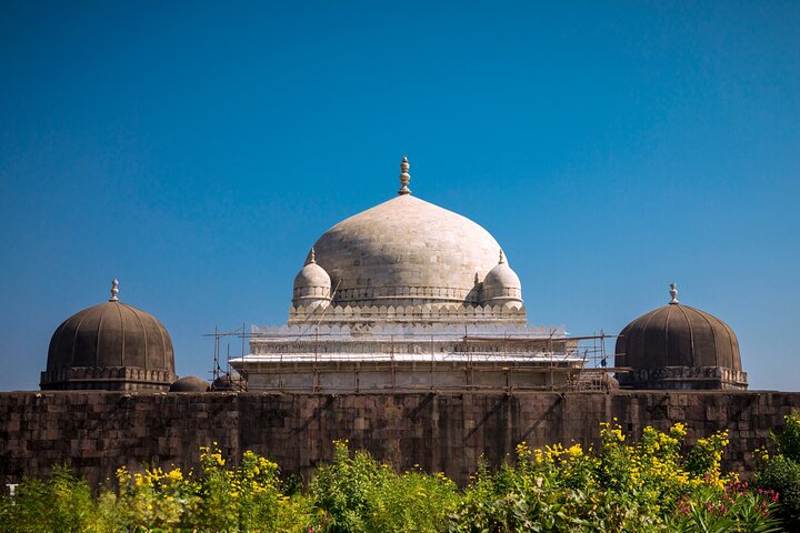 Indore nach Mandu und Maheshwar: Eine Tagestour zum Kulturerbe