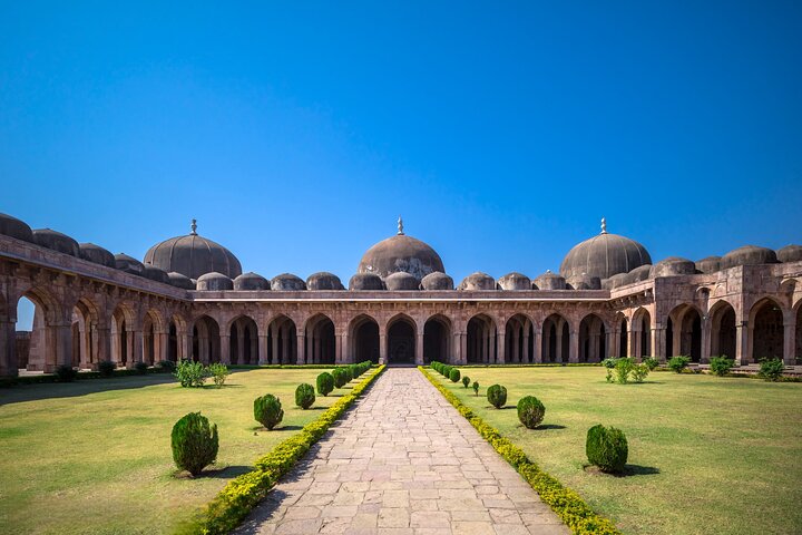 Indore nach Mandu und Maheshwar: Eine Tagestour zum Kulturerbe