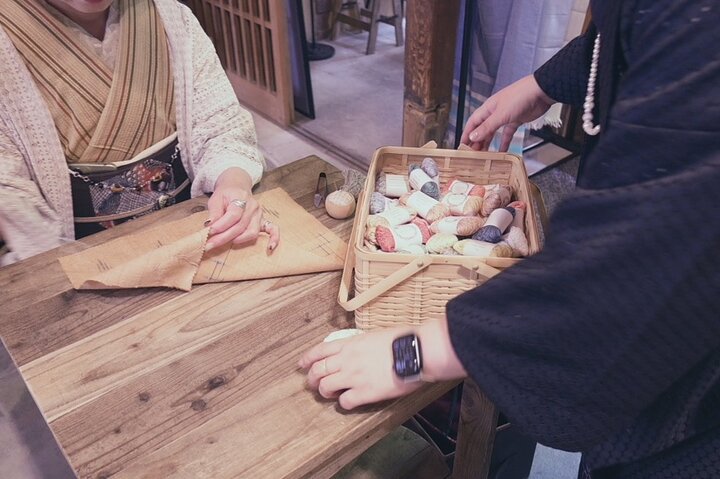 Achtsame Sashiko Nähte auf Denim in Bikan Historische Kurashiki