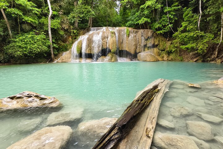 Kanchanaburi Tour Templo das Cataratas Erawan e Árvore de Chuva Gigante