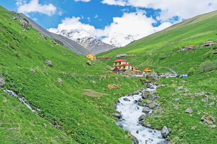 Excursão de um dia no Vale da Juta com transporte 4WD a partir de Kazbegi