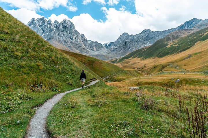 Excursão de um dia no Vale da Juta com transporte 4WD a partir de Kazbegi