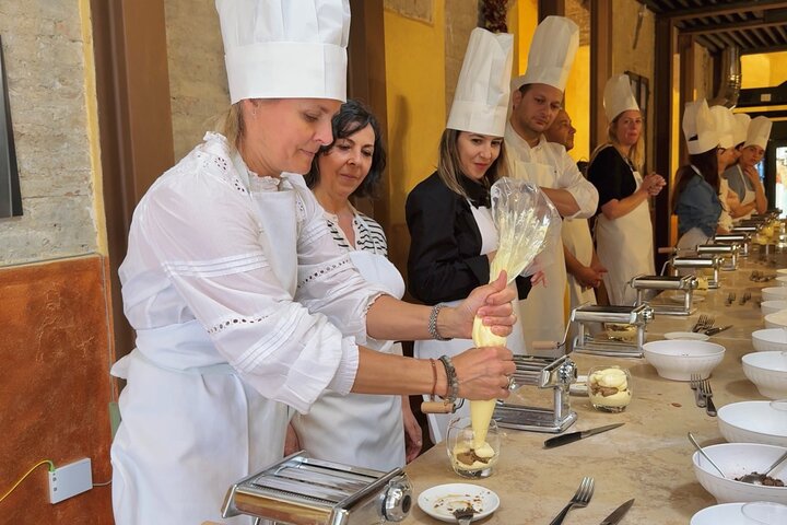 Siena: Pasta en Tiramisu Kleine Groep Kookles met Wijn