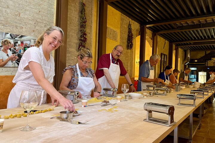 Siena: Pasta en Tiramisu Kleine Groep Kookles met Wijn