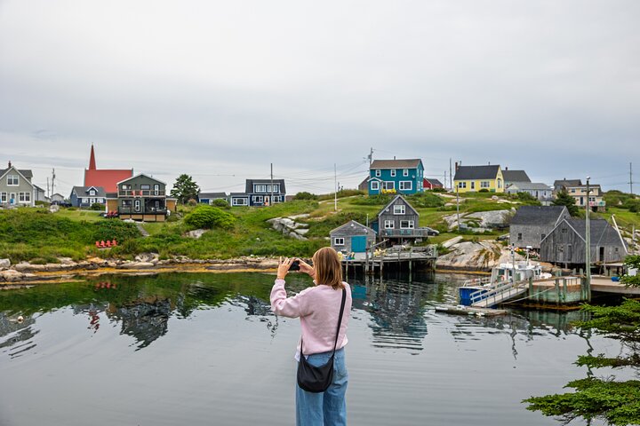 Halifax Premium Tour: Peggy's Cove, Citadel & Titanic Cemetery