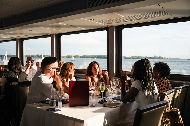 Crucero con cena Premier de Toronto en Odyssey en el puerto de Toronto