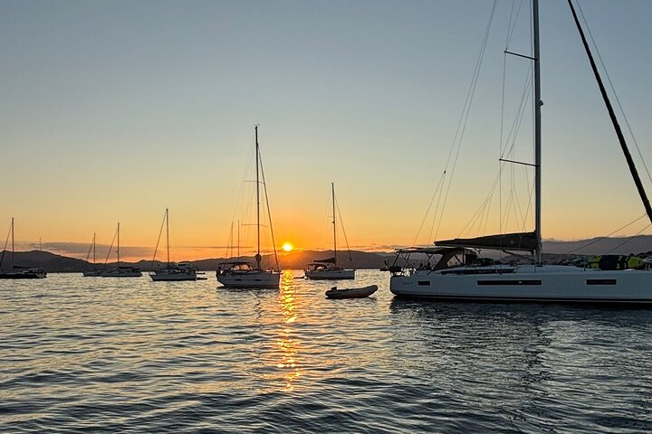 Excursion privée en bateau à Antibes et Billionaire Bay – Détente et plongée avec tuba