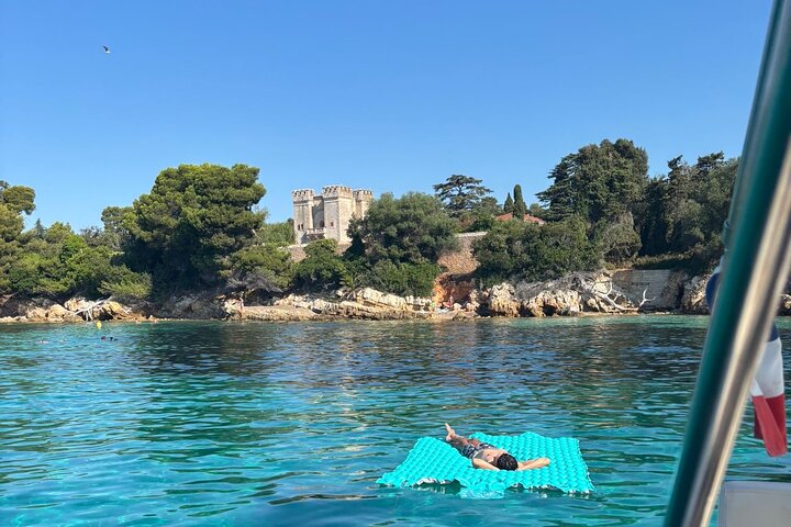Excursion privée en bateau à Antibes et Billionaire Bay – Détente et plongée avec tuba