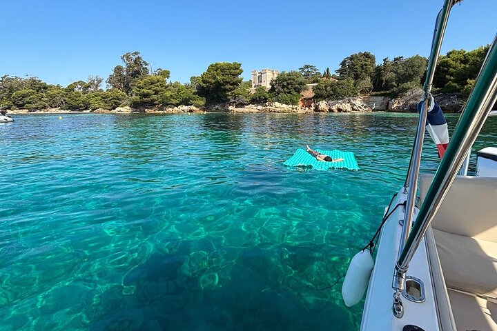 Excursion privée en bateau à Antibes et Billionaire Bay – Détente et plongée avec tuba