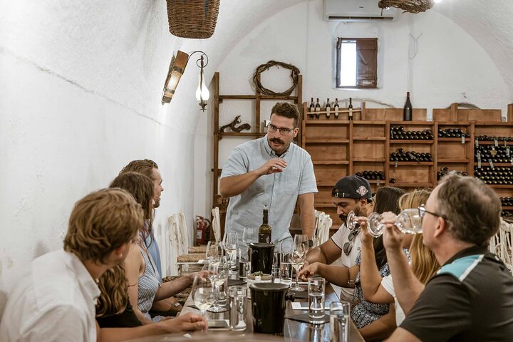 Santorini Weinabenteuer mit 12 Weinproben, Tapas und Sonnenuntergang
