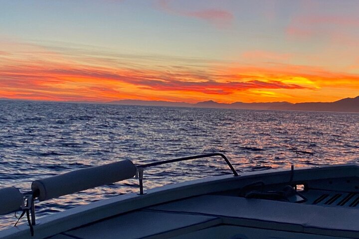 Experiencia de paseo en barco al atardecer en Cinque Terre con aperitivo y baño.