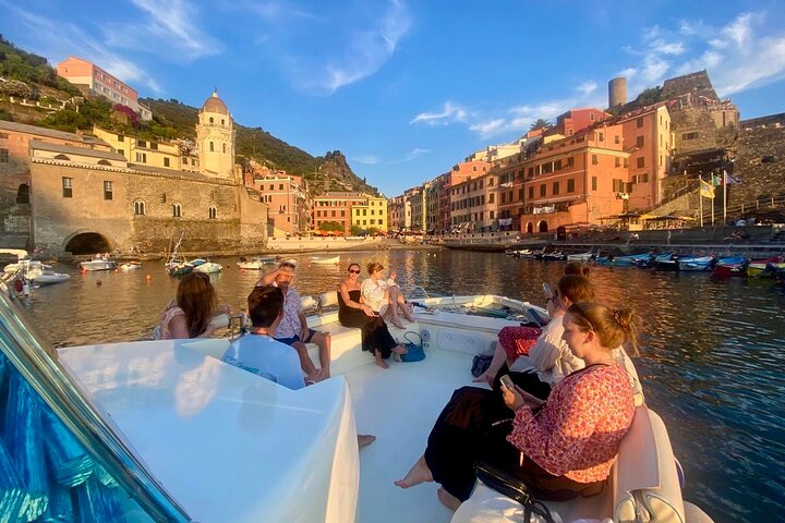 Experiencia de paseo en barco al atardecer en Cinque Terre con aperitivo y baño.