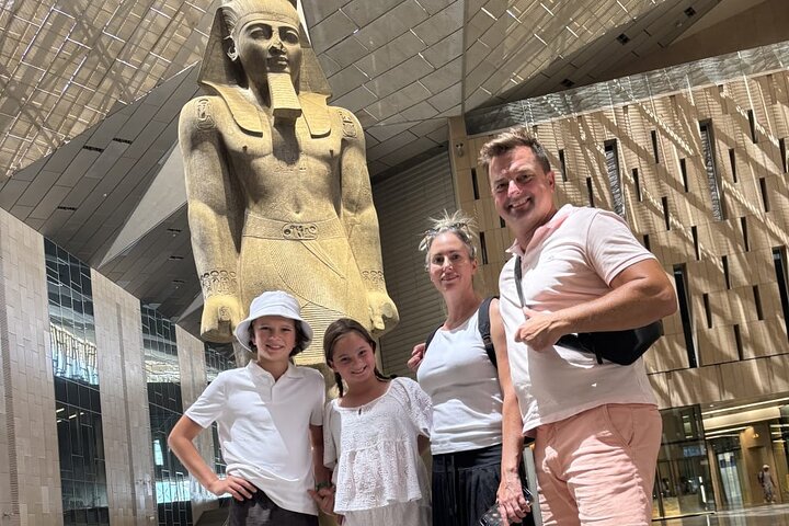 Tour privado a las pirámides de Giza y al Gran Museo desde el puerto de Alejandría