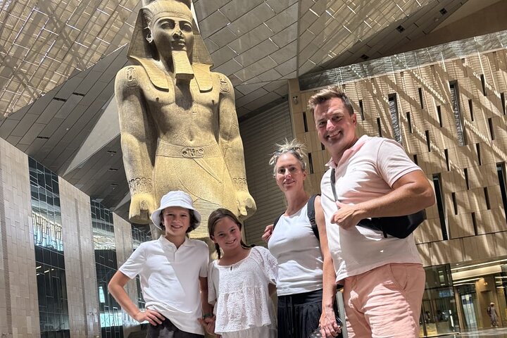 Tour privado a las pirámides de Giza y al Gran Museo desde el puerto de Alejandría